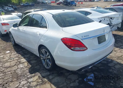 2018 Mercedes-Benz C 300 z USA, uszkodzony, nr VIN 55SWF4JB2JU279159